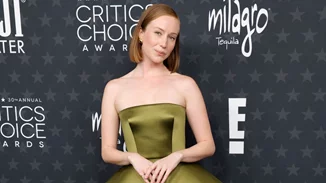 Το savoir-faire της viral δημιουργίας Louis Vuitton που φόρεσε η Hannah Einbinder στα Critics' Choice Awards
