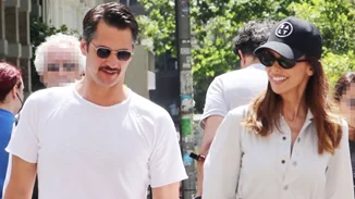 Mπέττυ Μαγγίρα | Με σνίκερς και σκουφάκι στο θέατρο