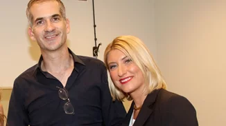 Σία Κοσιώνη | Παιχνίδια με τον σκύλο της στο καλαίσθητο σαλόνι της