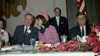 Γιατί η Jackie Kennedy δεν έβγαλε το ματωμένο ταγιέρ μετά την δολοφονία του Προέδρου των ΗΠΑ;