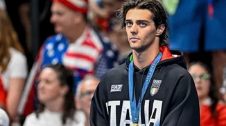 Γιατί ο σέξι Ιταλός κολυμβητής κοιμάται στα πάρκα του Παρισιού; Οι εικόνες που κάνουν τον γύρο του κόσμου