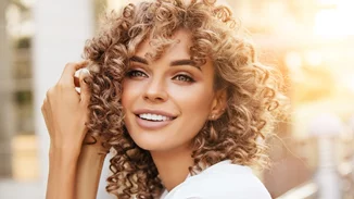 Curlyage | Το "αδερφάκι" του balayage είναι απίστευτα κολακευτικό στα σγουρά μαλλιά