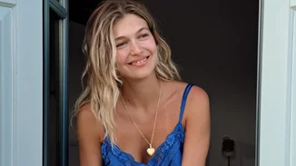 Η Κλέλια Ανδριολάτου χαλαρώνει στο μπαλκόνι με το μαγιό της και είναι ο ορισμός της καλοκαιρινής ραστώνης