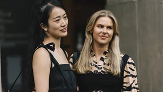 5 tops με φιόγκους από τη Regalinas για τις τελευταίες εμφανίσεις στο γραφείο πριν την άδεια