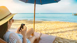 4 πράγματα που ΔΕΝ πρέπει να κάνεις αν το κινητό σου πέσει στο νερό