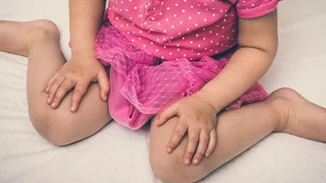 Γιατί το παιδί μου κάθεται συνέχεια με τα γόνατα λυγισμένα σε θέση "W"; Τι σημαίνει;