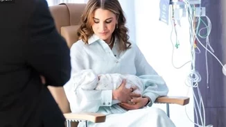 Βασίλισσα Ράνια της Ιορδανίας | Κρατάει αγκαλιά το πρώτο της εγγόνι και η συγκίνησή της είναι εμφανής