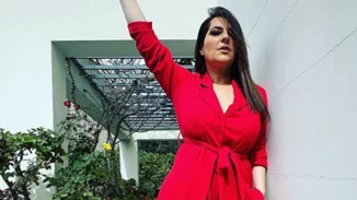 Κατερίνα Ζαρίφη | Ποζάρει πιο αδύνατη από ποτέ με στενό κόκκινο κοστούμι