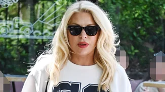 Με σορτσάκι και πολύχρωμο πλεκτό η 10χρονη Μαρίνα | Η Ελένη Μενεγάκη με την κόρη της στην Κηφισιά