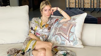 Η Σοφία Καρβέλα φόρεσε το αγαπημένο τζάκετ των Παριζιάνων