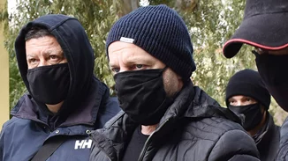 Στο δικαστήριο ο Λιγνάδης - Διακοπή ζήτησε ο Κούγιας - Συγκεντρωμένος κόσμος με πανό και πλακάτ (εικόνες - βίντεο)