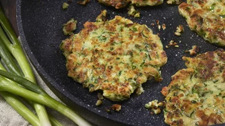 Σαν τηγανητοί | Η πιο εύκολη συνταγή για απίστευτους κολοκυθοκεφτέδες στον φούρνο