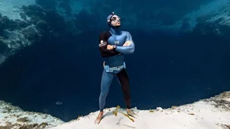 Χωρίς ανάσα για 29 λεπτά και 3 δευτερόλεπτα κάτω απ' το νερό - Ένας δύτης έσπασε όλα τα ρεκόρ