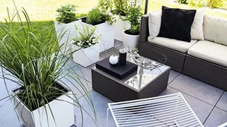 Black & White κομψότητα στους εξωτερικούς χώρους με τις premium γλάστρες της LECHUZA