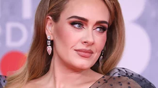 Adele | Η ξεκαρδιστική στιγμή που ξέχασε στίχους από τραγούδι της πάνω στη σκηνή