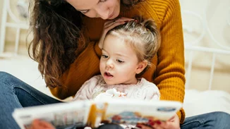 5 πράγματα που συμβαίνουν στον εγκέφαλο του παιδιού, όταν του διαβάζεις παραμύθια