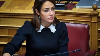 Δόμνα Μιχαηλίδου | Στη Βουλή με μαύρο πλεκτό μίντι φόρεμα - Εμφανής η φουσκωμένη κοιλίτσα της, 6ος μήνας της εγκυμοσύνης