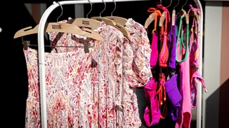 Η Banana Moon υποδέχθηκε το καλοκαίρι με το απόλυτο vacation mood στη παρουσίαση της συλλογής Summer 2025