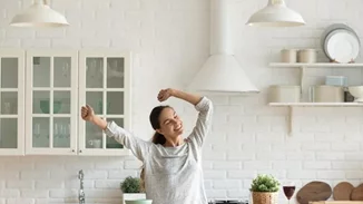 Η λίστα με τα τρόφιμα που πρέπει να έχεις πάντα στο ψυγείο και τα ντουλάπια σου