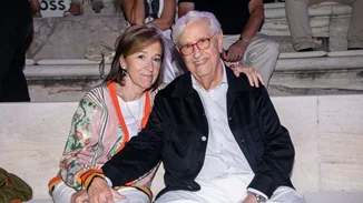 Η Χριστιάνα Καίσαρη με sparkly πράσινο σορτς στο Athénée - Τα καλλίγραμμα πόδια της