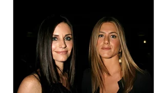Jennifer Aniston | Ευχήθηκε στην Courteney Cox για τα γενέθλιά της με ένα throwback βίντεο