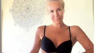 Μαρία Ανδρούτσου | Δες τους απίστευτους κοιλιακούς της 51χρονης ηθοποιού