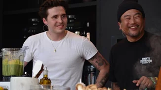 Brooklyn Beckham | Φτιάχνει κοκτέιλ σε ένα νέο βίντεο και δέχεται (ξανά) τα πιο σκληρά σχόλια στο Twitter