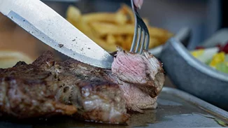 Τσικνοπέμπτη: Οι experts του ψησίματος στην Ελλάδα προτείνουν πώς να κάνουμε τα πιο άπαιχτα κρέατα στο σπίτι