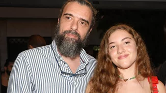 Σωτήρης Τσαφούλιας | Αγκαλιά με την κόρη του, Δέσποινα σε θεατρική πρεμιέρα