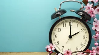 Την Κυριακή μία ώρα μπροστά τα ρολόγια