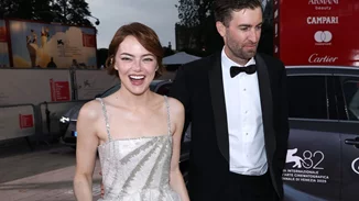 Φεστιβάλ Βενετίας | Το φιλί της Emma Stone στον σύζυγό της, λίγο πριν συναντήσει τον Γιώργο Λάνθιμο στο κόκκινο χαλί