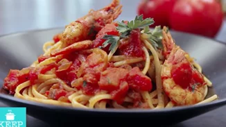 Εύκολη και γρήγορη γαριδομακαρονάδα από την Αργυρώ Μπαρμπαρίγου