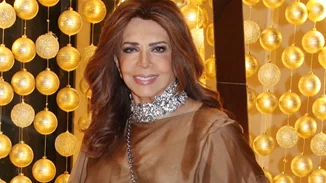 Μιμή Ντενίση | Η chic εμφάνιση με opera gloves σε χριστουγεννιάτικη έξοδο