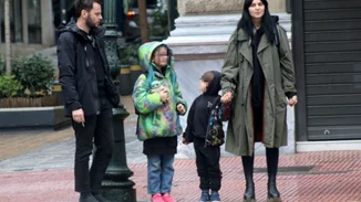 Ζενεβιέβ Μαζαρί | Οικογενειακή βόλτα στο κέντρο της Αθήνας