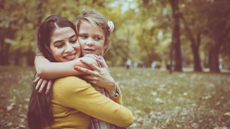 Γονείς υπό πίεση | Πώς να μεγαλώνουμε τα παιδιά χωρίς ενοχές και άγχος για τα οικονομικά μας