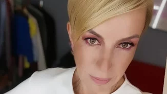 Συγκλονίζει η τηλεπαρουσιάστρια Αντιγόνη Ανδρεάκη για τη μάχη της με τον καρκίνο - Αγκαλιά με την κόρη της