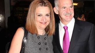 35 χρόνια πριν | Η Άντα Παπανδρέου νύφη με δαντελένιο νυφικό