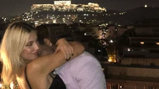 Γαρυφαλλιά Καληφώνη | Με μάξι φόρεμα και vintage σκουλαρίκια στο live του Χρήστου Μάστορα