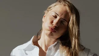 H Μαρία Ηλιάκη θίγει το θέμα της εμμηνόπαυσης σε μία χαλαρή συζήτηση με τον σύζυγό της στο σπίτι τους