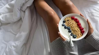 Κοιμήσου "σαν πουλάκι" | 7 τροφές που φέρνουν ύπνο γλυκό + 4 που γίνονται "εφιάλτης"