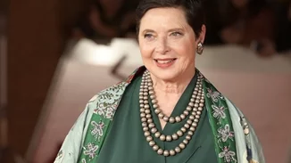 Isabella Rossellini | Στα 71 της χρόνια περπατάει στην πασαρέλα του οίκου Pucci και μαγεύει το κοινό