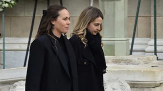 Οι διακριτικές εμφανίσεις της Χρυσής Βαρδινογιάννη και της Nina Flohr στην κηδεία της Ειρήνης