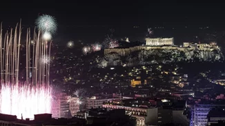 Με την "Ταράτσα του Χρόνου" και με... αθόρυβα πυροτεχνήματα, η Αθήνα υποδέχθηκε το 2025