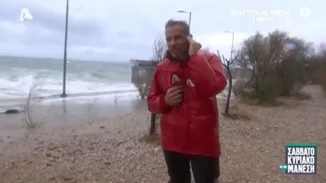 Κύματα στον Φλοίσβο κάλυψαν τον ρεπόρτερ του Alpha