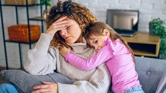 Γονείς στα πρόθυρα της εξάντλησης | 3 red flags που δείχνουν ότι οδεύεις προς burnout!