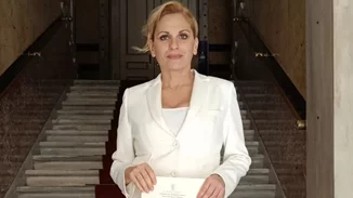 Η Θεοφανία Παπαθωμά πήρε το μεταπτυχιακό της φορώντας το τέλειο λευκό κοστούμι