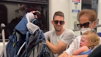 Ελληνίδα γιαγιά έγινε viral στο TikTok | Πήρε αγκαλιά την κόρη τουρίστριας στο μετρό για να σταματήσει να κλαίει