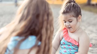 "Ρούφα την κοιλίτσα" | Πώς επηρέαζει η συγκεκριμένη ατάκα ένα μικρό κορίτσι;