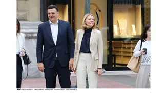 Η Τζένη Μπαλατσινού επαναφέρει στην επικαιρότητα τα διάσημα παπούτσια των 90s