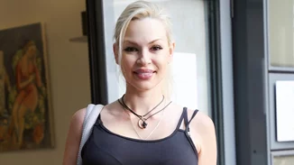 Η Βίκυ Κάβουρα αγκαλιά με την τριών εβδομάδων κόρη της | Η τρυφερή φωτογραφία